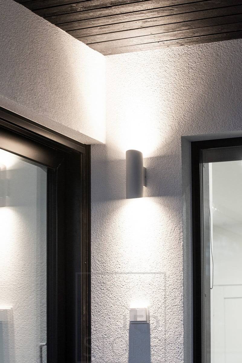 Lámpara de pared Oblique 2 con iluminación bidireccional para exteriores, con una luz cálida de 3000 Kelvin. Ledstore.fi